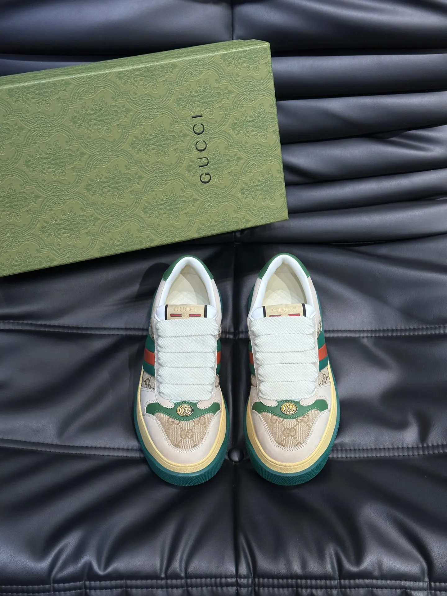 Men's men's shoes 💰p500 "GUCC*" Screener series 👫 Couple style GG thick-soled sneakers, the Screener series is inspired by the classic sneakers of the 1970s, cleverly incorporating the retro Gucci logo, two-color waterproof platform soles, and 5CM thick soles to enhance the aura, conveying the new design concept that a single product should be permanently accompanied by the passage of time, creating a retro distressed effect, decorated with metallic double G oval enamel details! High-quality, versatile classic items, highly recommended. Size female 35-39, male 38-44